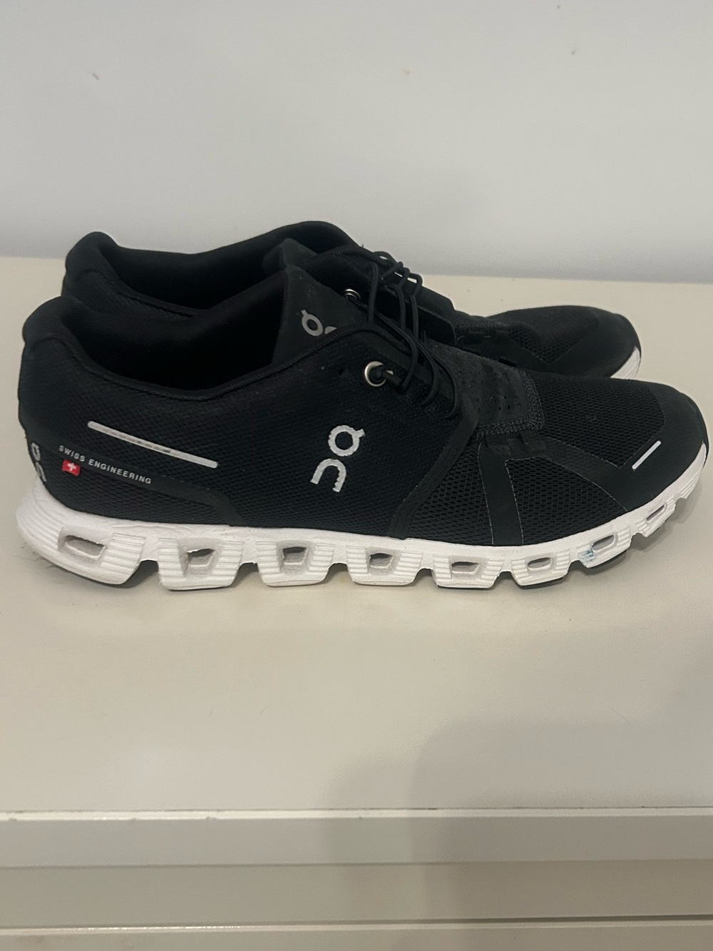 On Cloud 5 or 6 Mens/Womens Black Running Sneakers with White Sole . Like new
